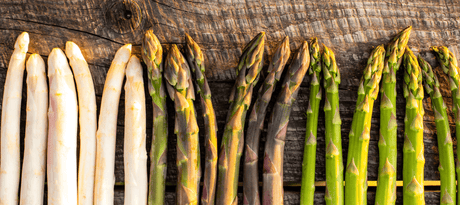 Groene, witte en paarse asperges