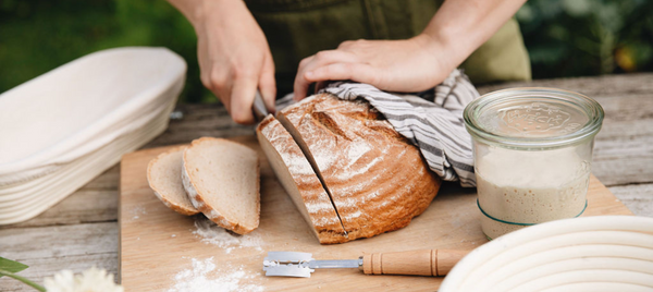 Zelf brood bakken - foto hoe een brood doormidden gesneden wordt
