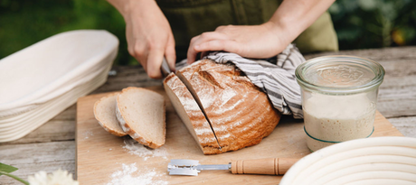 Zelf brood bakken - foto hoe een brood doormidden gesneden wordt