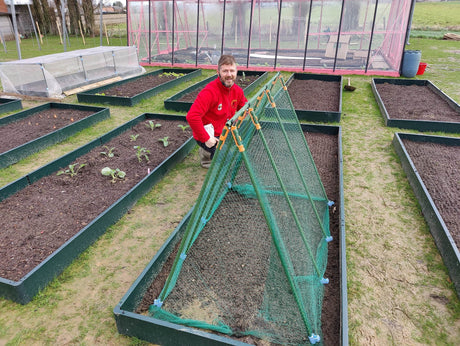 Tom toont zijn moestuin met verhoogde moestuinbedden.